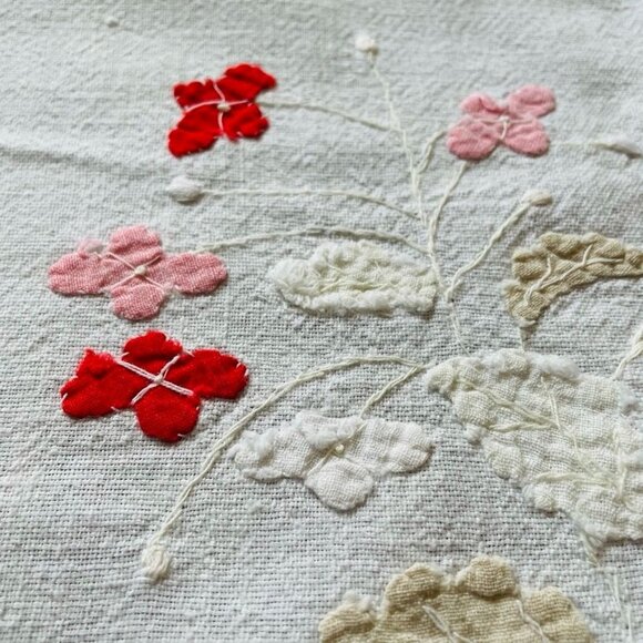 Vintage Embroidered Tablecloth Linen 50s Floral Pattern 32 x 48 u - Picture 4 of 9